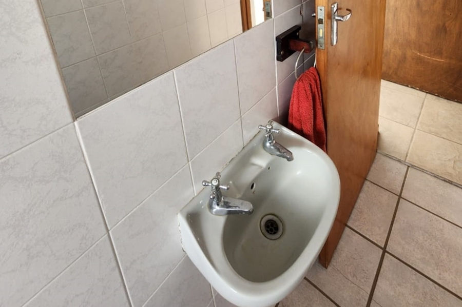 6 Bedroom Property for Sale in Wavecrest Eastern Cape